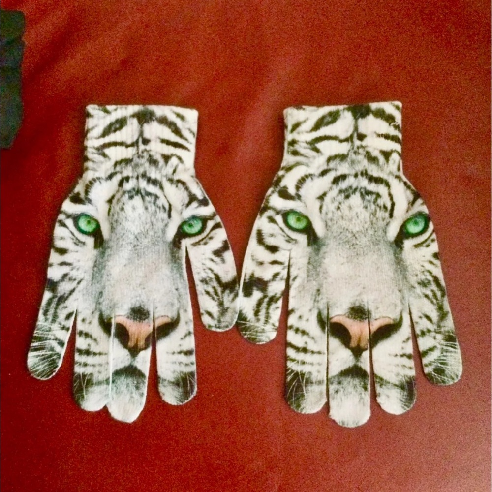 Gloves with Tiger print